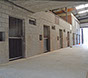 Binnen- en buitenpistes 20mx60m + binnenpaddock 20x40m, wasplaats, solarium, ruime parking...